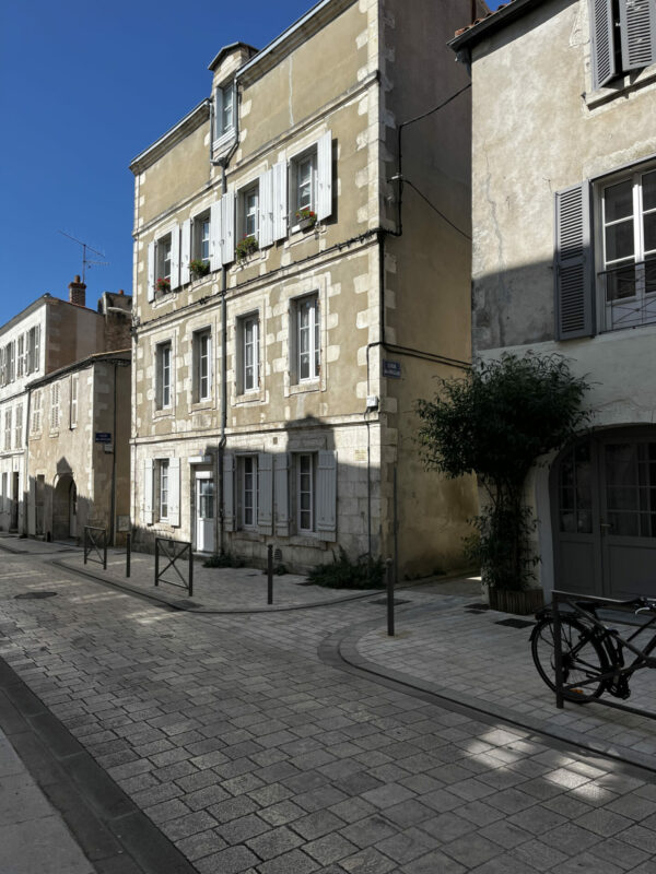 T3 meublé en location à l'année hyper centre de La Rochelle – Image 2
