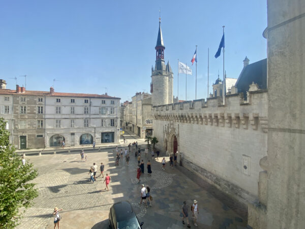 SECTEUR HOTEL DE VILLE - MAGNIFIQUE APPARTEMENT AVEC CAVE ET STATIONNEMENT ! – Image 3