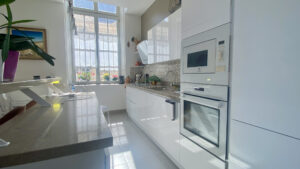 SECTEUR HOTEL DE VILLE - MAGNIFIQUE APPARTEMENT AVEC CAVE ET STATIONNEMENT !