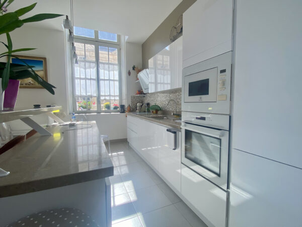 SECTEUR HOTEL DE VILLE - MAGNIFIQUE APPARTEMENT AVEC CAVE ET STATIONNEMENT ! – Image 2