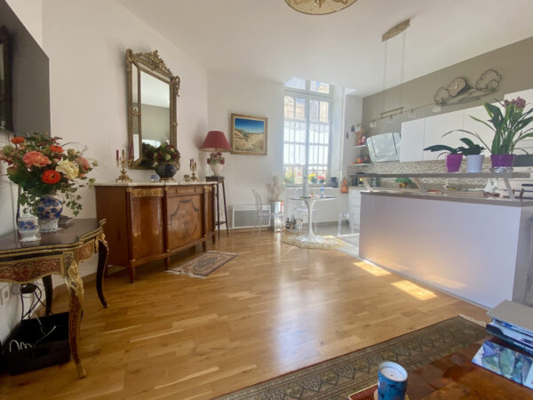 SECTEUR HOTEL DE VILLE - MAGNIFIQUE APPARTEMENT AVEC CAVE ET STATIONNEMENT ! – Image 4