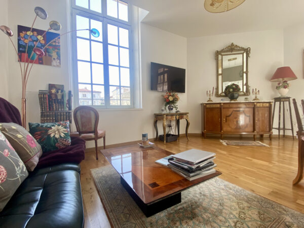 SECTEUR HOTEL DE VILLE - MAGNIFIQUE APPARTEMENT AVEC CAVE ET STATIONNEMENT !