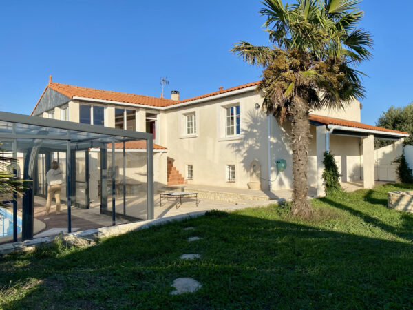 VUE MER PANORAMIQUE POUR CETTE MAISON DE CINQ CHAMBRES – Image 18