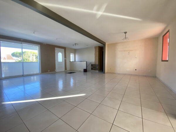 VUE MER PANORAMIQUE POUR CETTE MAISON DE CINQ CHAMBRES – Image 3