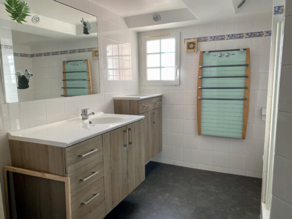 VUE MER PANORAMIQUE POUR CETTE MAISON DE CINQ CHAMBRES – Image 13