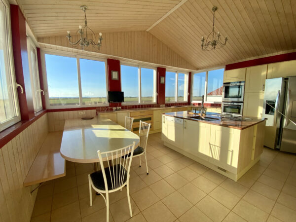 VUE MER PANORAMIQUE POUR CETTE MAISON DE CINQ CHAMBRES – Image 2