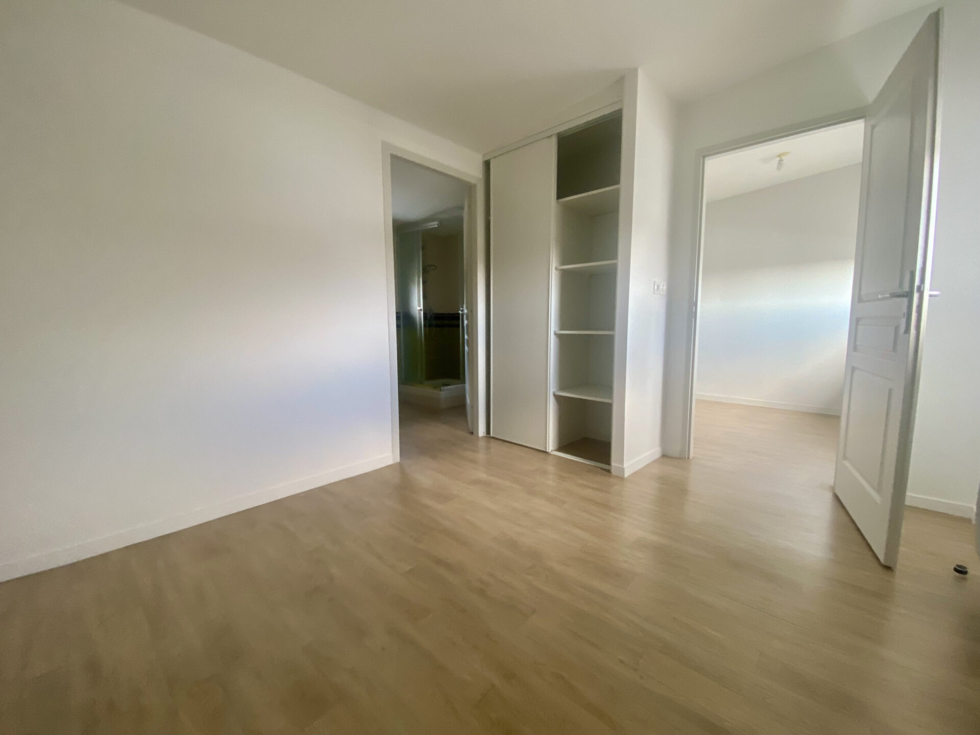 TYPE 3 EN DUPLEX AVEC TERRASSE ET STATIONNEMENTS – Image 11