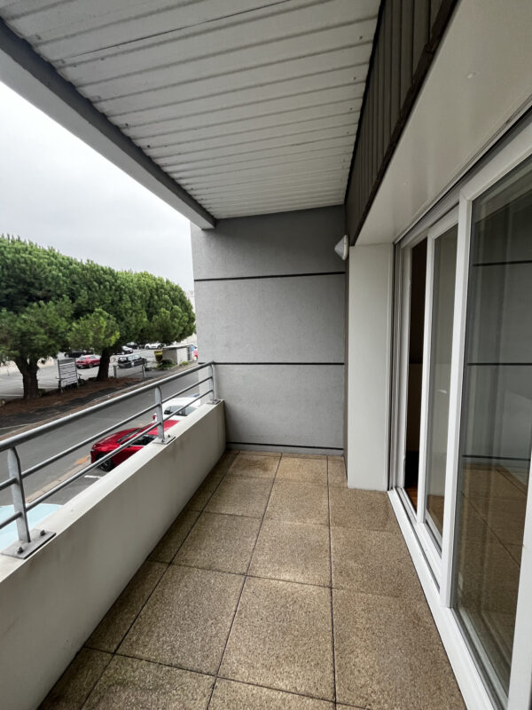 T1 quartier les Minimes avec terrasse et place de stationnement en bail meublé à l'année – Image 5