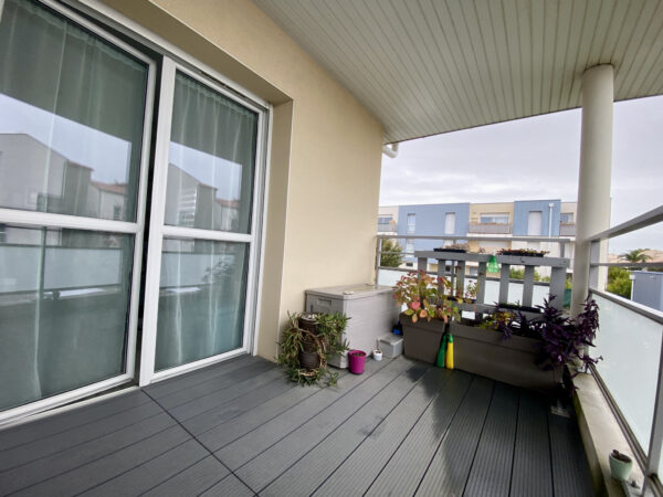 A QUELQUES PAS DES COMMODITES - TYPE 3 AVEC TERRASSE ET STATIONNEMENTS – Image 4