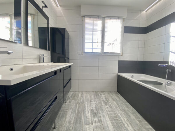 VUE MER PANORAMIQUE POUR CETTE MAISON DE CINQ CHAMBRES – Image 8