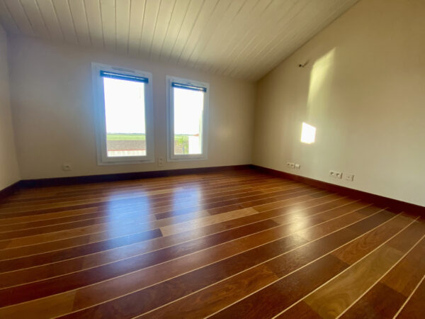 VUE MER PANORAMIQUE POUR CETTE MAISON DE CINQ CHAMBRES – Image 7