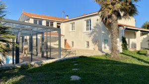 VUE MER PANORAMIQUE POUR CETTE MAISON DE CINQ CHAMBRES