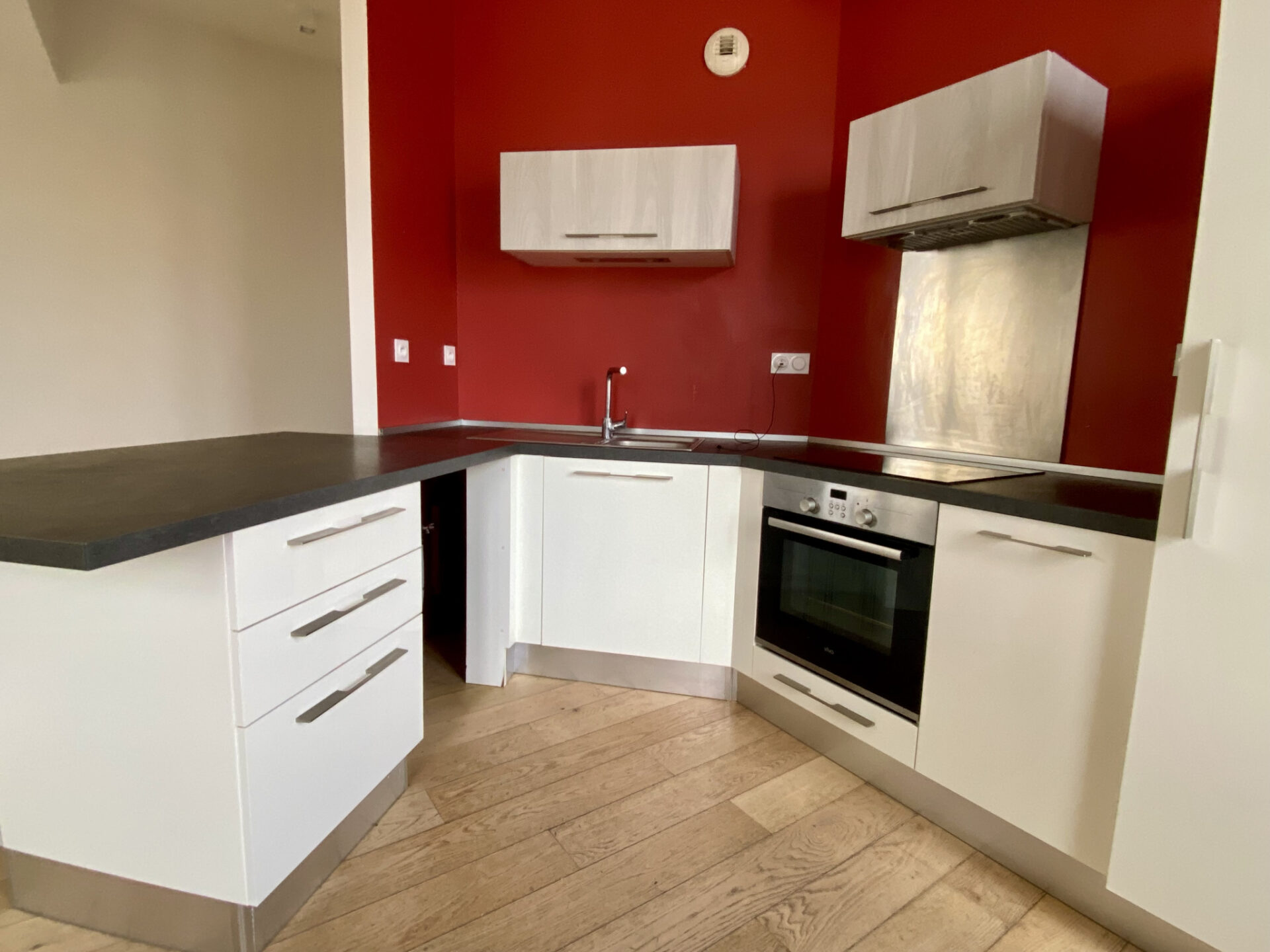 CENTRE VILLE - PROCHE MARCHE ET HOTEL DE VILLE – Image 4