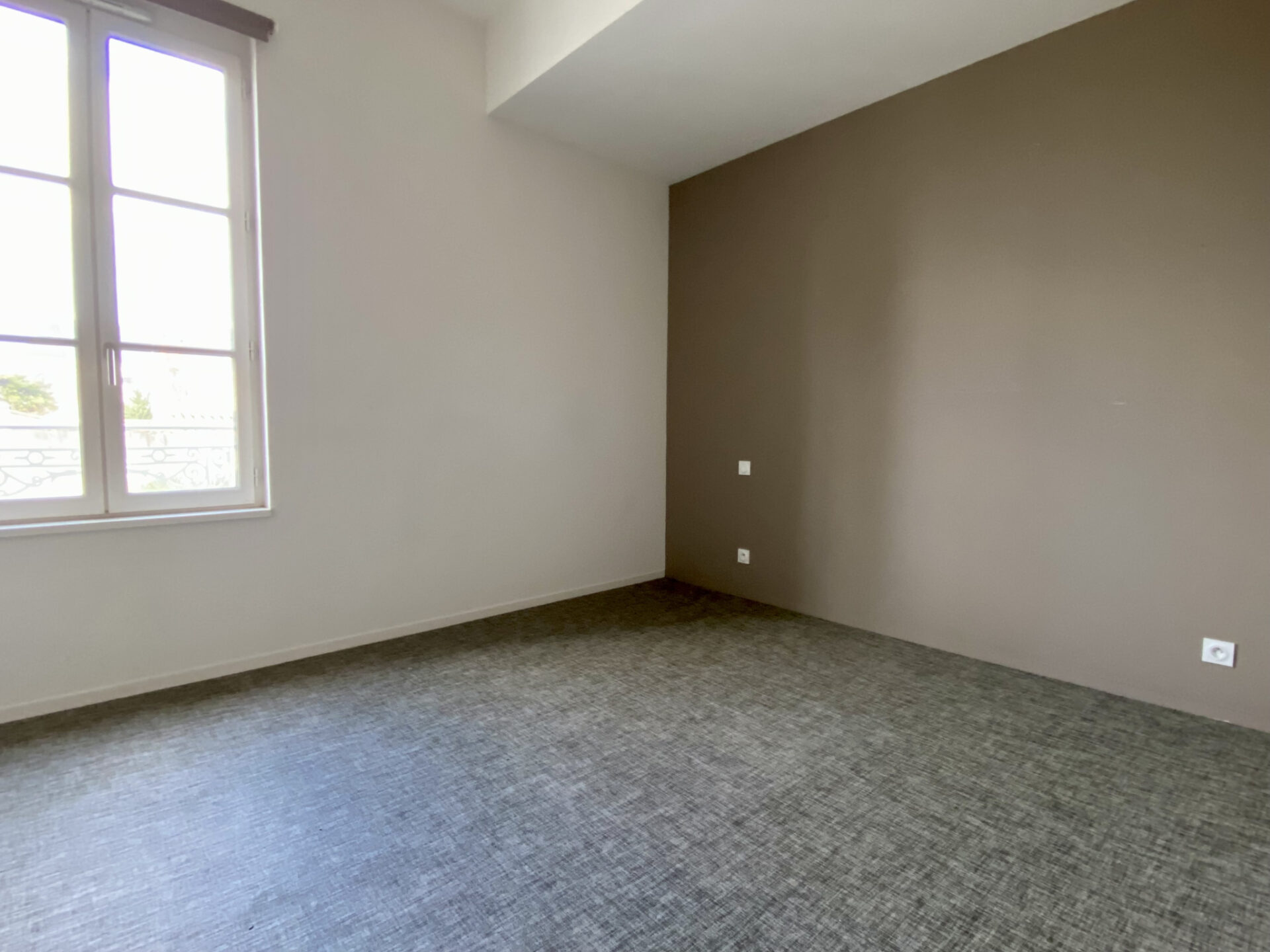 CENTRE VILLE - PROCHE MARCHE ET HOTEL DE VILLE – Image 9